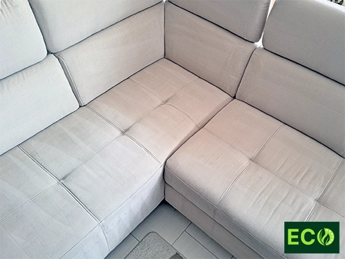 Graue Couch nach der Reinigung