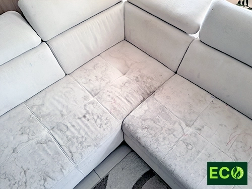 Dieselbe Couch vor der Reinigung